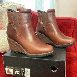 Brown wedge boot